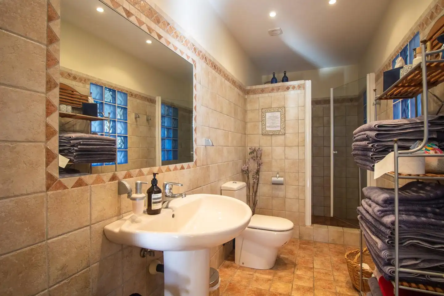 Badezimmer von Haus oder Chalet zum Verkauf in Almuñécar mit Klimaanlage, Privatgarten und Terrasse