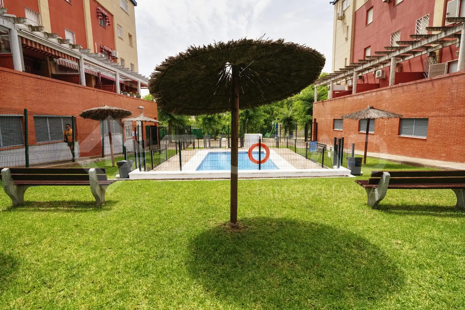 Piscina de Pis en venda en San Juan de Aznalfarache amb Aire condicionat i Piscina comunitària