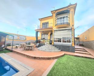 Exterior view of House or chalet for sale in Alcalá de Guadaira  with Air Conditioner, Heating and Private garden