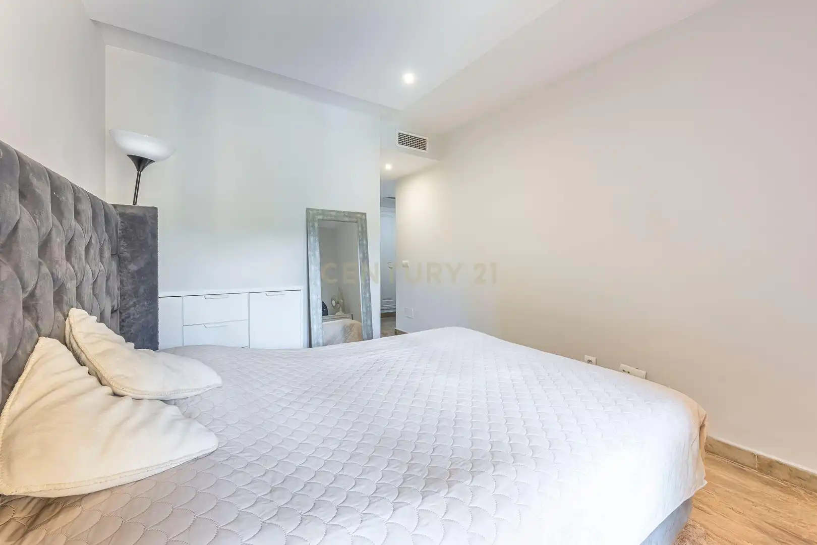 Habitación de Apartamento en venta en Marbella con Aire acondicionado, Jardín privado y Horno