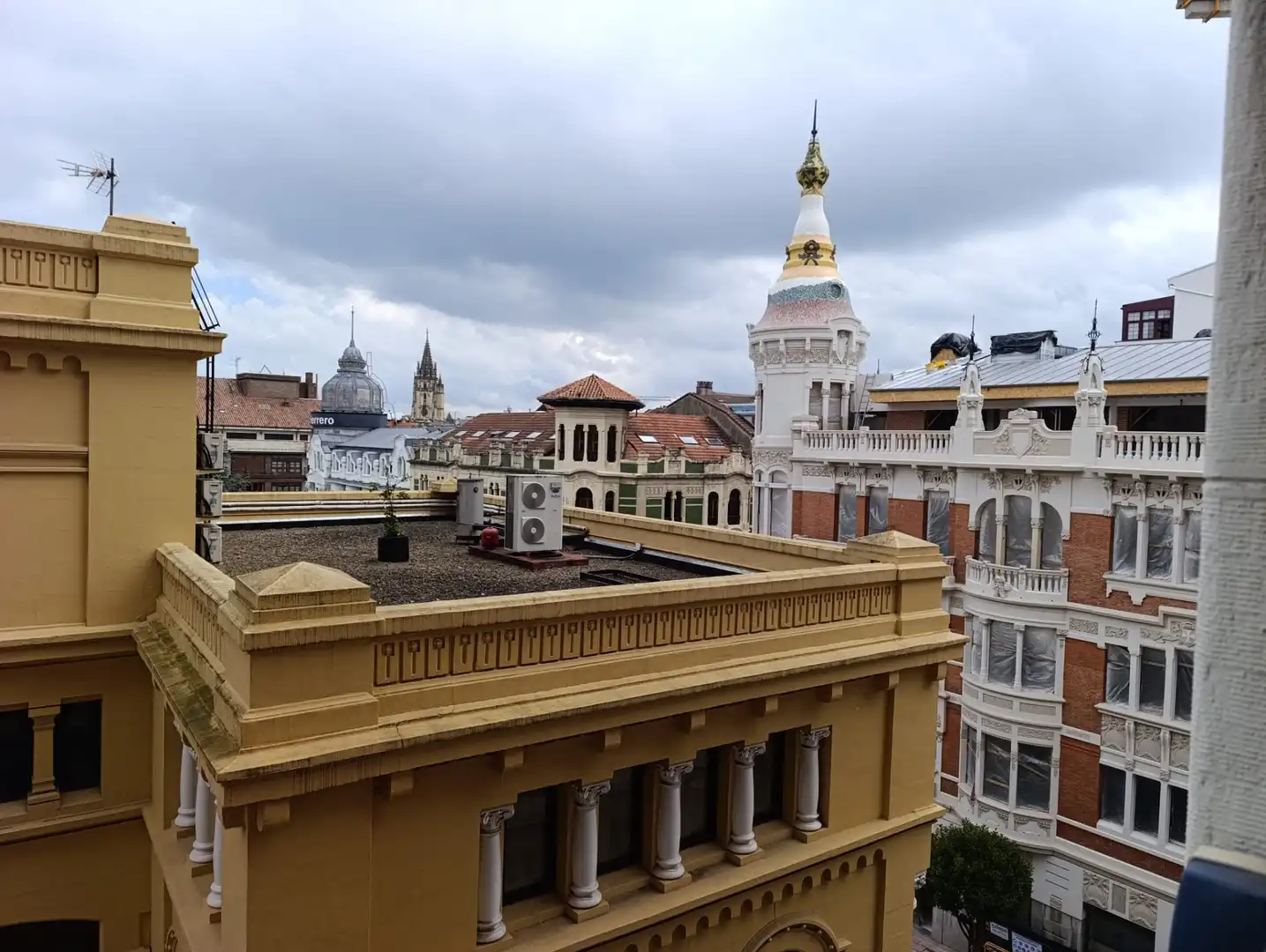 Vista exterior de Piso en venta en Oviedo  con Calefacción