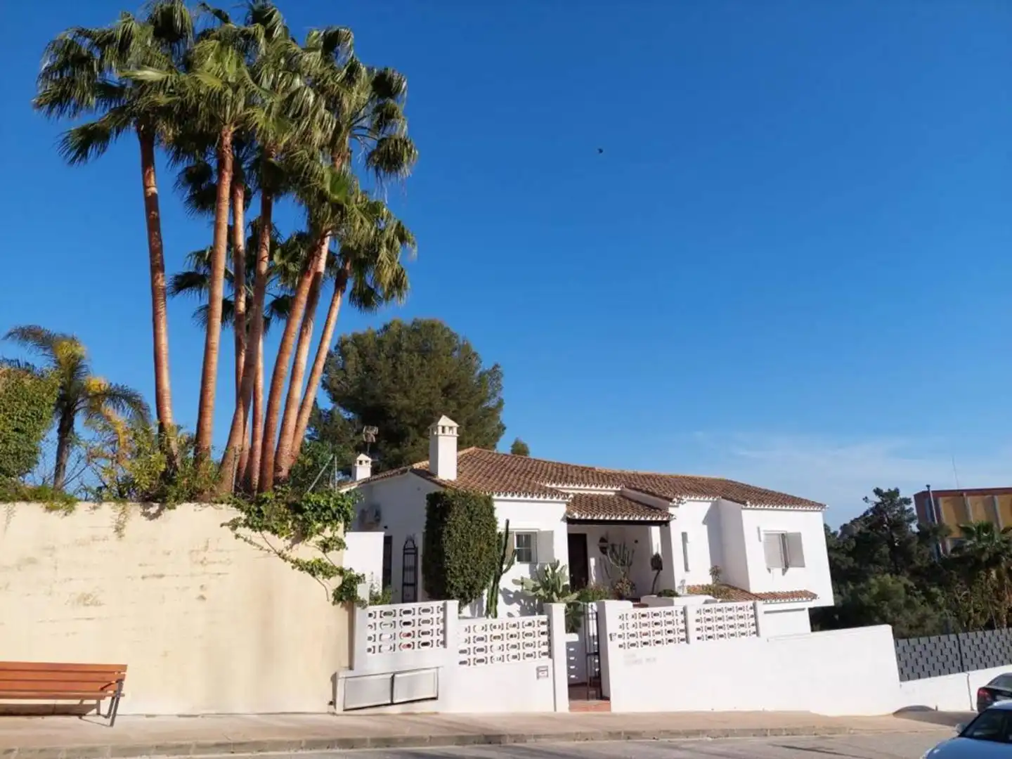 Vista exterior de Casa o xalet de lloguer en Marbella amb Terrassa