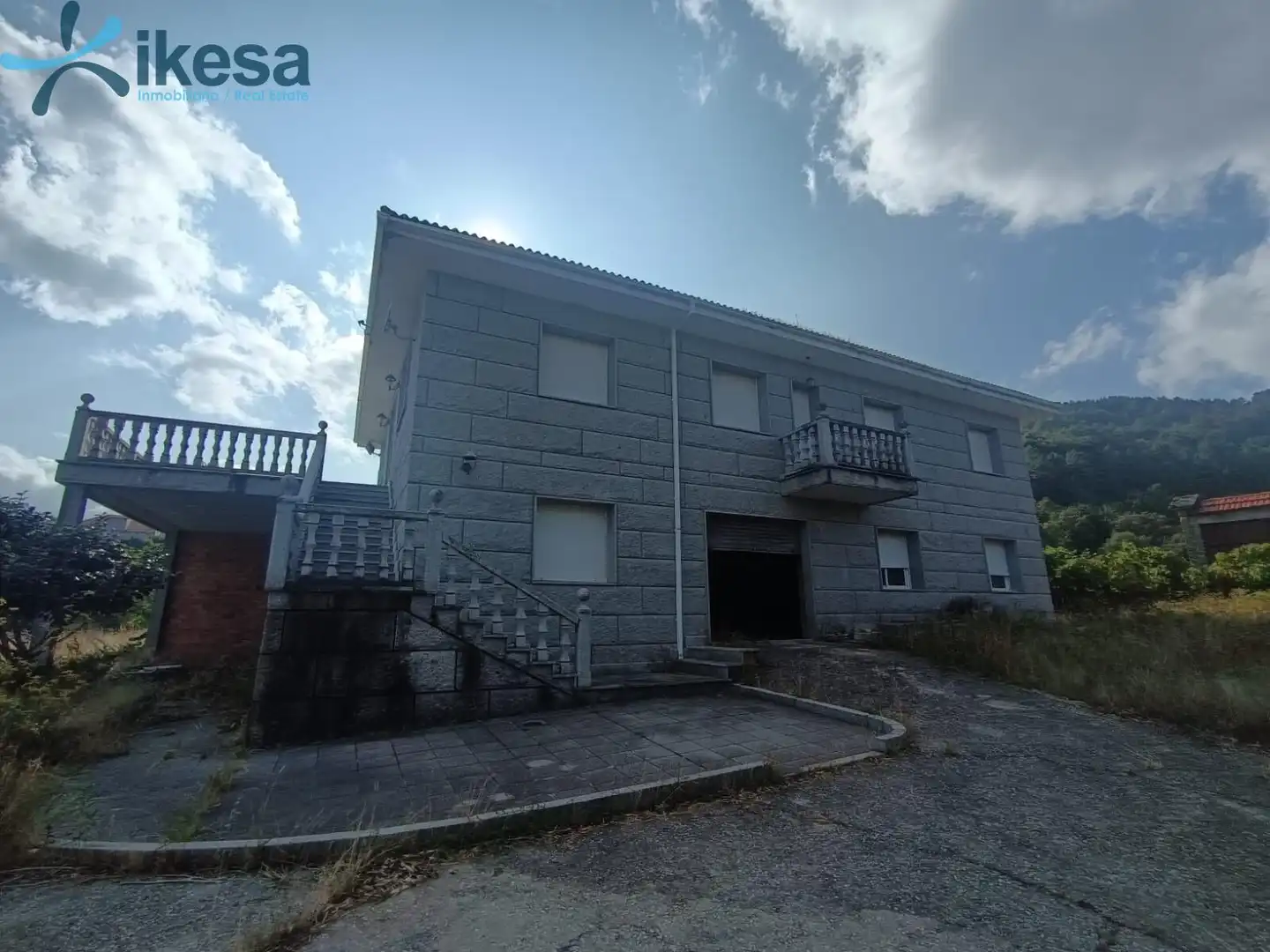 Vista exterior de Casa o xalet en venda en Entrimo amb Jardí privat