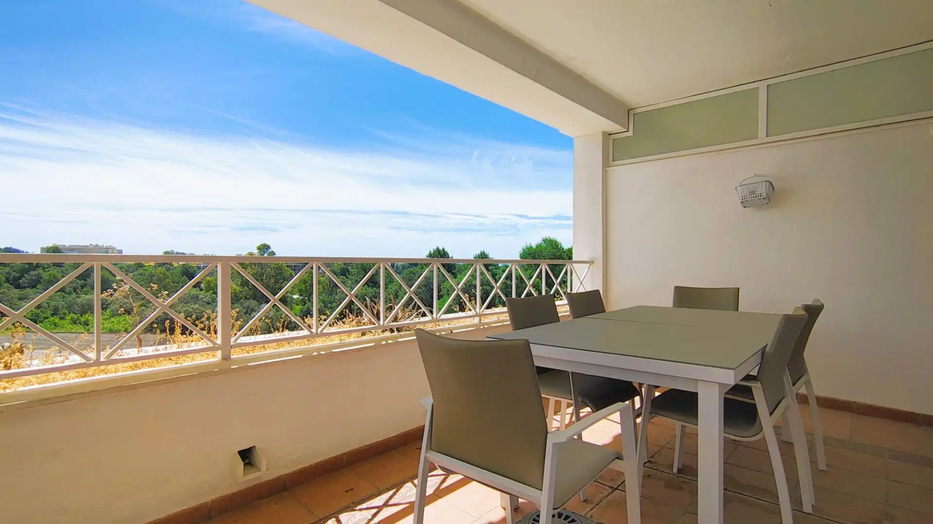 Terrasse von Wohnungen zum Verkauf in Marbella mit Klimaanlage, Privatgarten und Terrasse