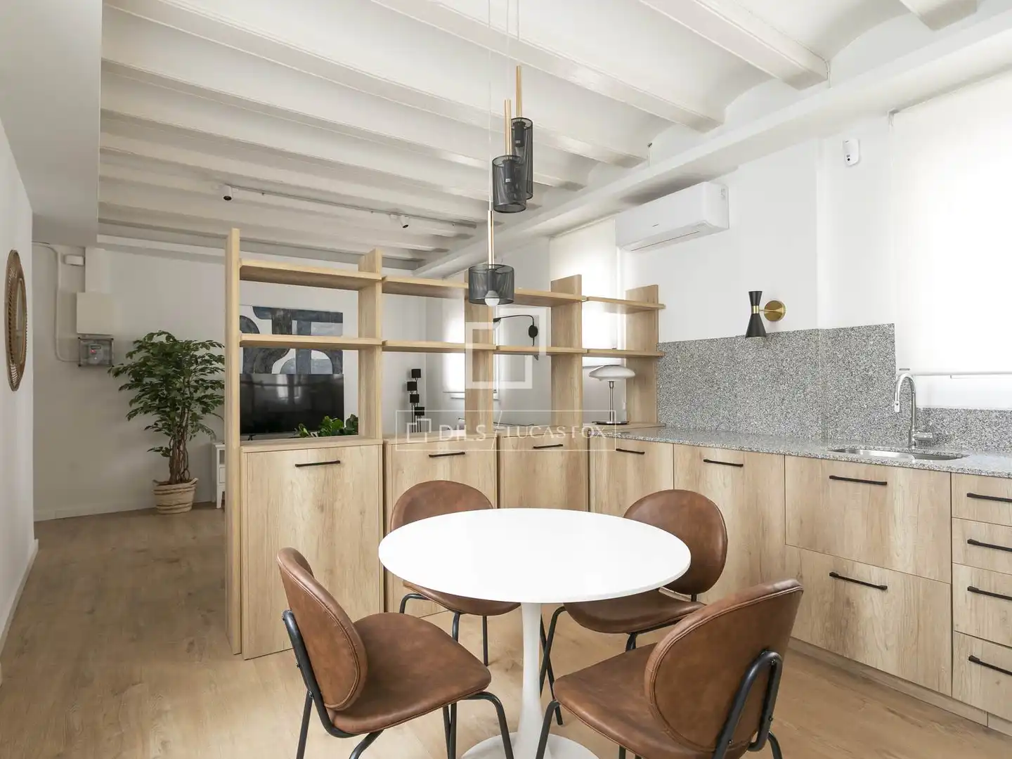 Cuina de Pis en venda en Barcelona amb Aire condicionat, Terrassa i Moblat