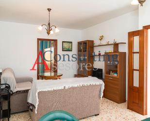 Sala d'estar de Casa adosada en venda en San Juan del Puerto amb Moblat, Forn i Rentadora