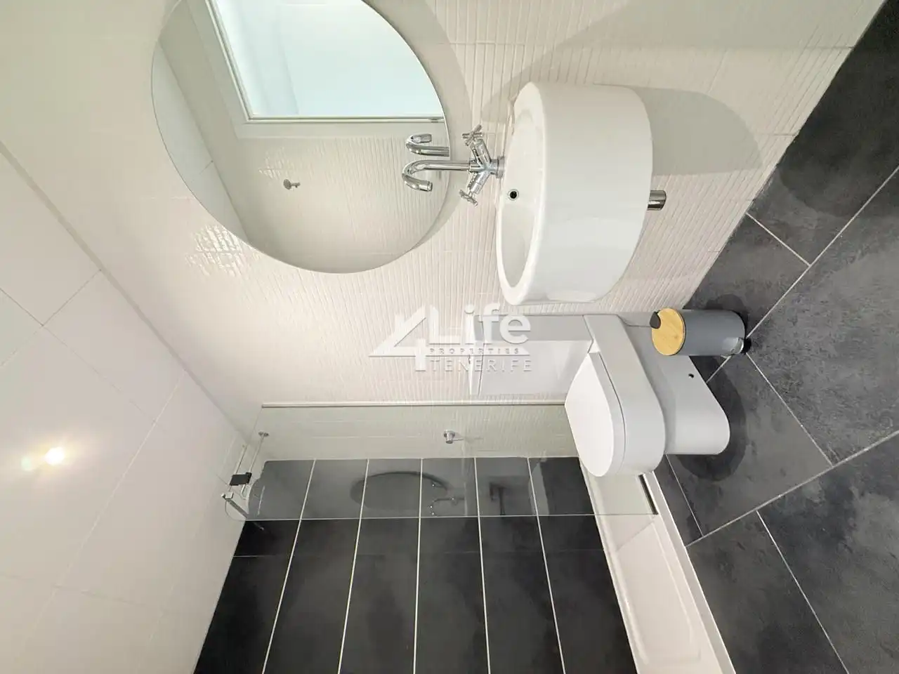 Baño de Apartamento de alquiler en Arona con Aire acondicionado, Terraza y Piscina