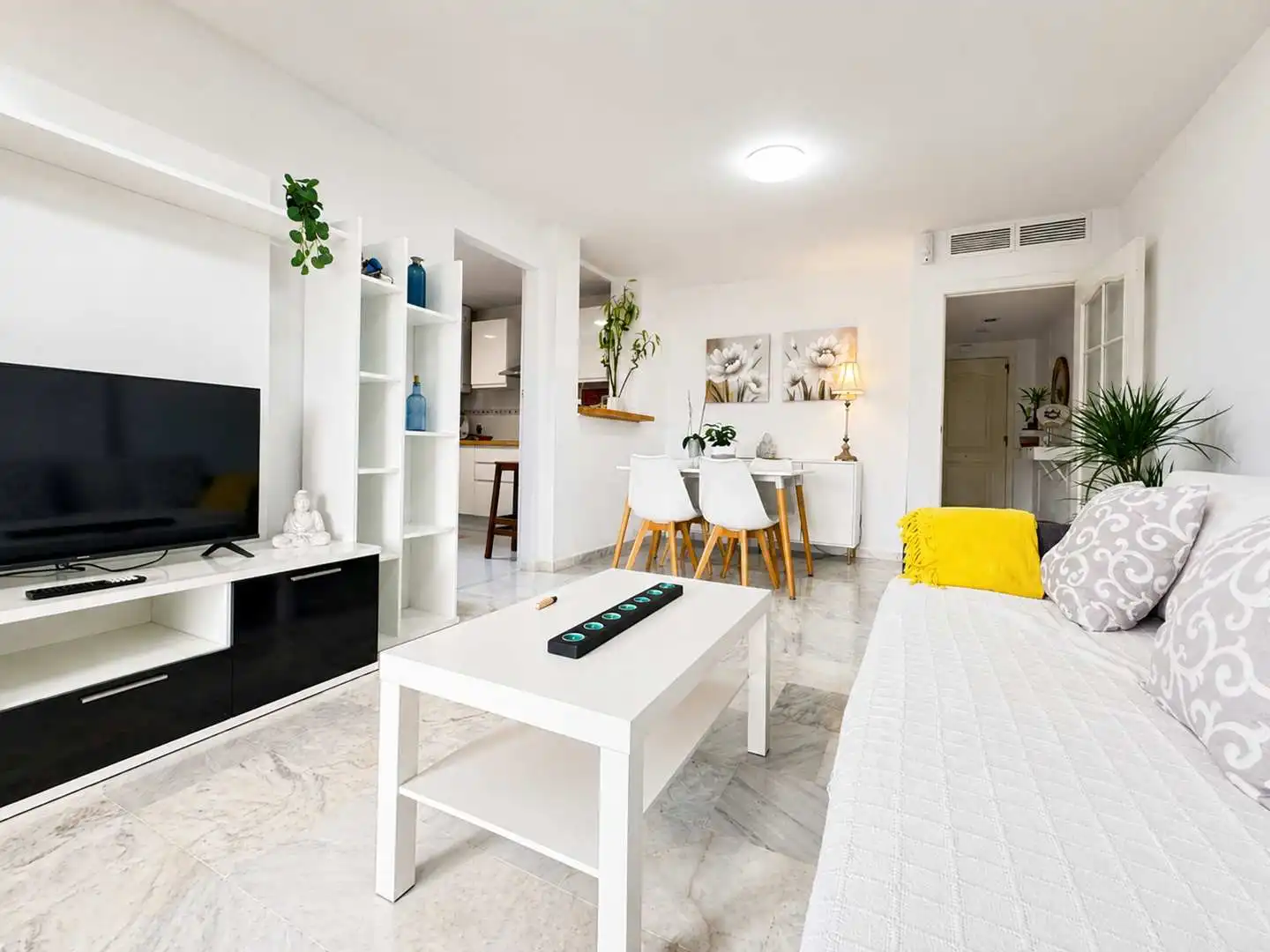 Sala de estar de Planta baja en venta en Manilva con Jardín privado, Terraza y Trastero