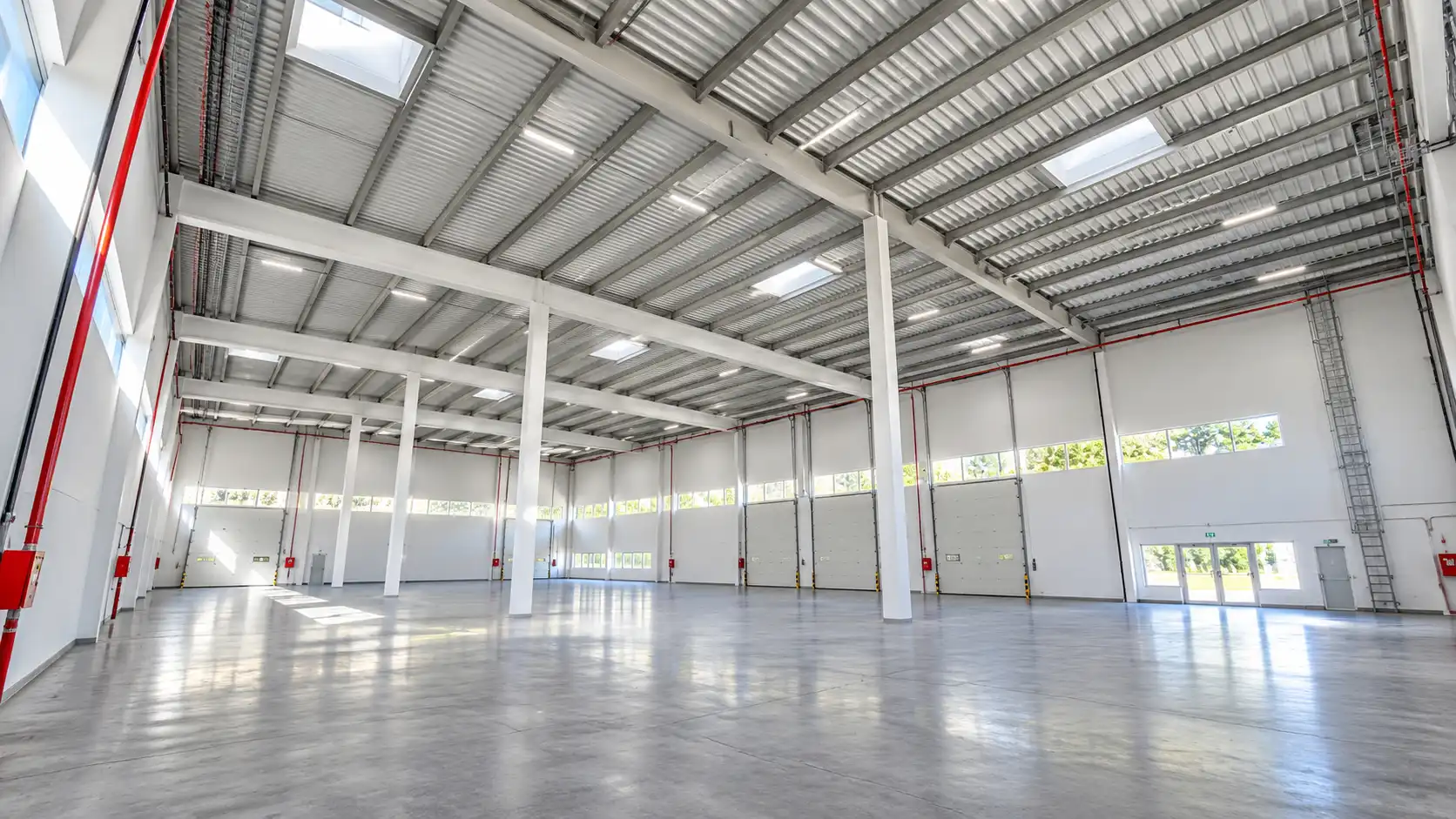 Außenansicht von Fabrikhallen zur Miete in Llinars del Vallès mit Heizung und Alarm