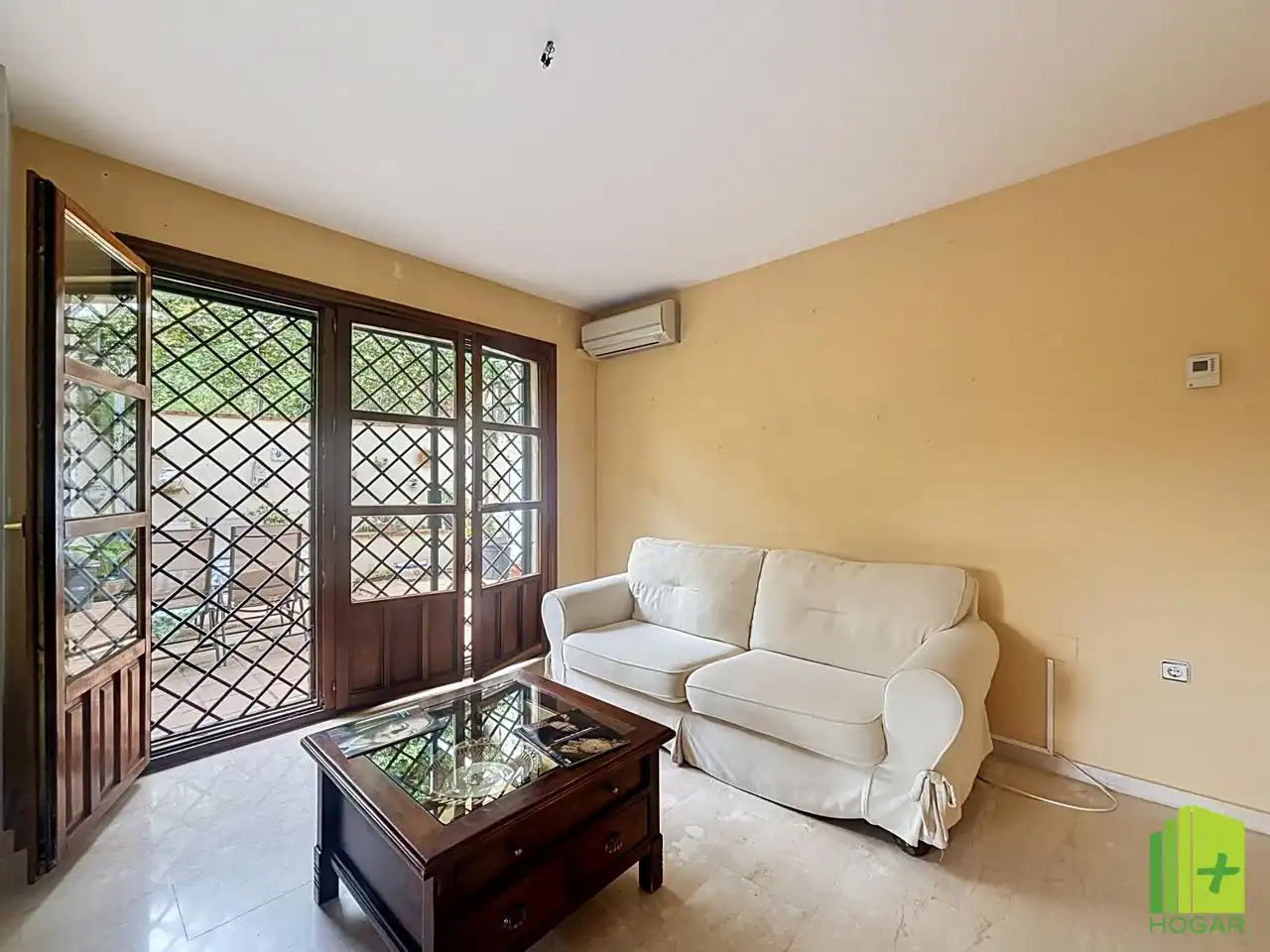 Sala de estar de Casa adosada en venta en Jaén con Aire acondicionado, Jardín privado y Terraza