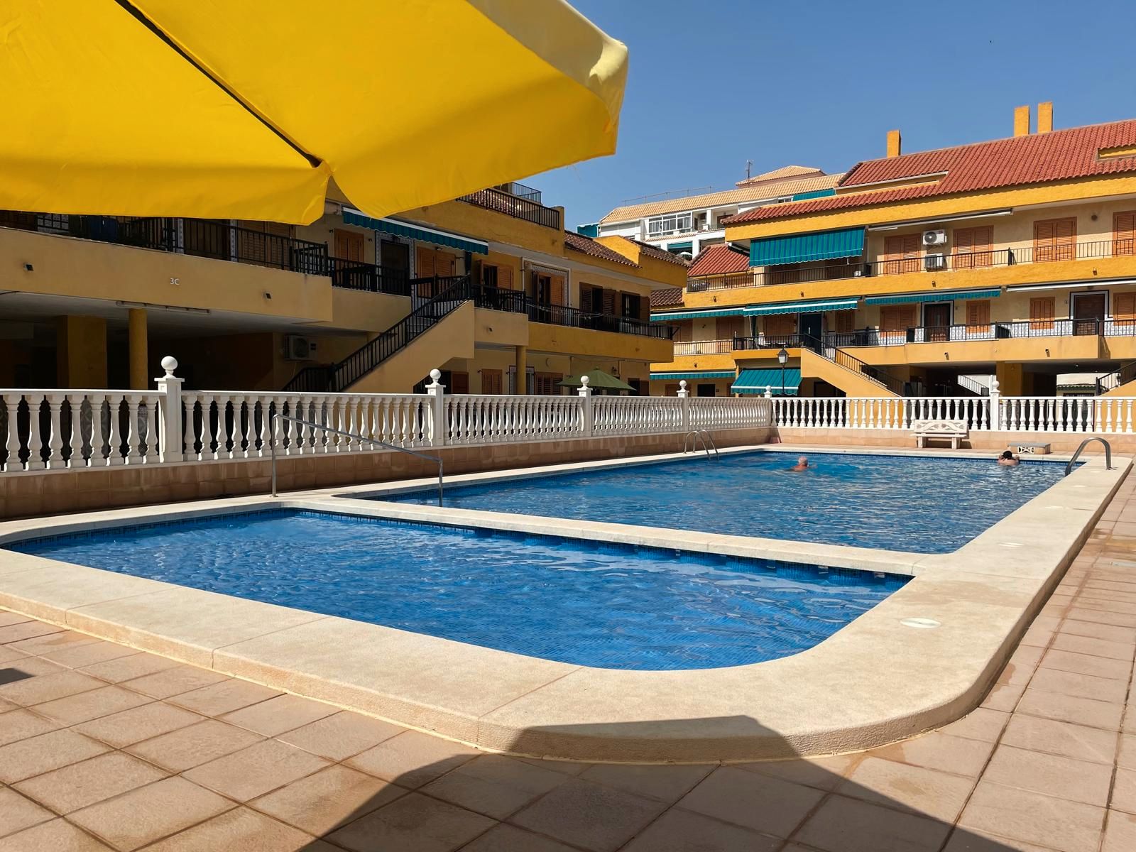 Piscina de Dúplex en venda en Torrevieja amb Aire condicionat, Terrassa i Moblat