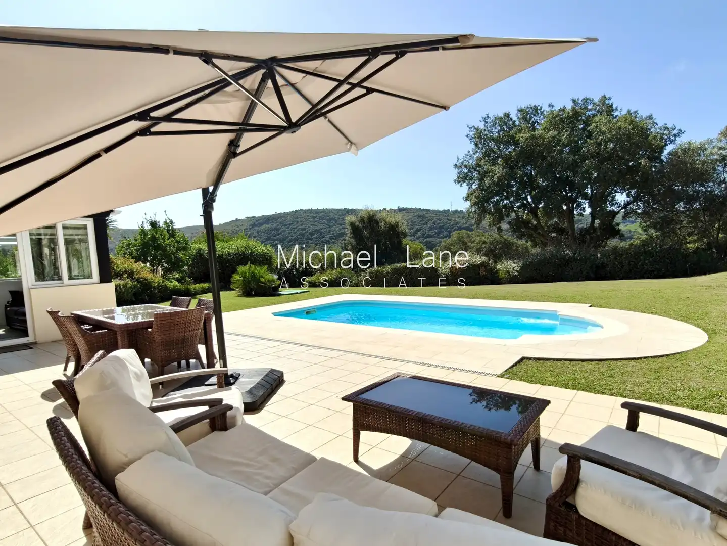 Terrasse von Erdgeschoss zum Verkauf in Sotogrande mit Klimaanlage, Privatgarten und Terrasse