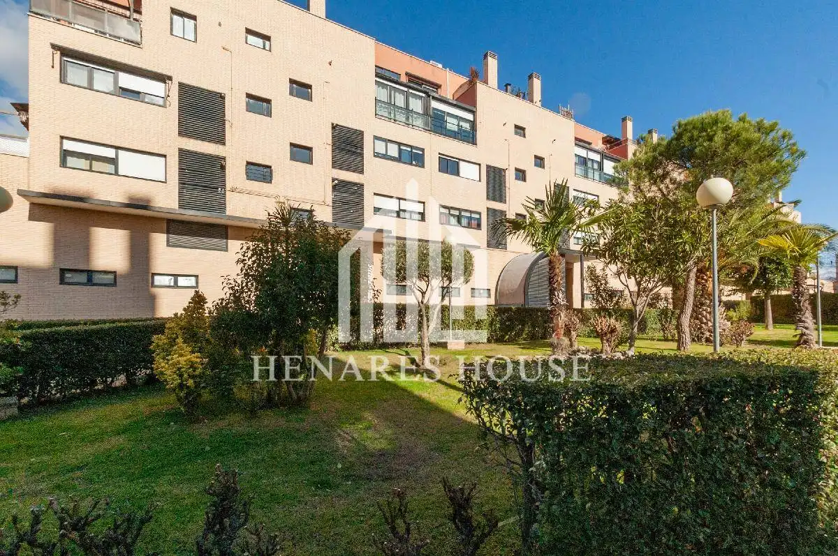 Vista exterior de Àtic en venda en Alcalá de Henares amb Aire condicionat, Calefacció i Jardí privat