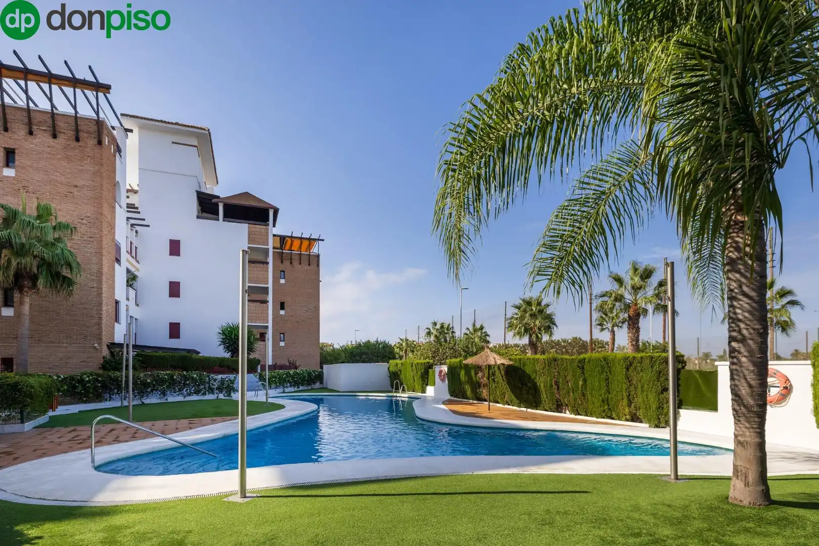 Schwimmbecken von Wohnungen zum Verkauf in Motril mit Klimaanlage, Privatgarten und Terrasse