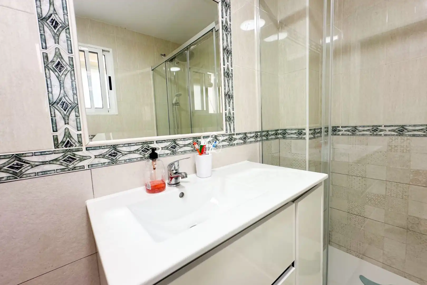 Baño de Apartamento de alquiler en Guardamar del Segura con Aire acondicionado, Terraza y Amueblado