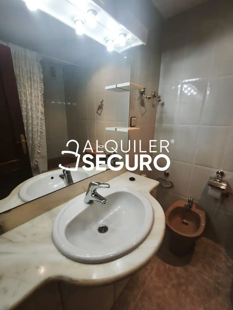Badezimmer von Wohnung zur Miete in Zaragoza mit Heizung, Terrasse und Abstellraum