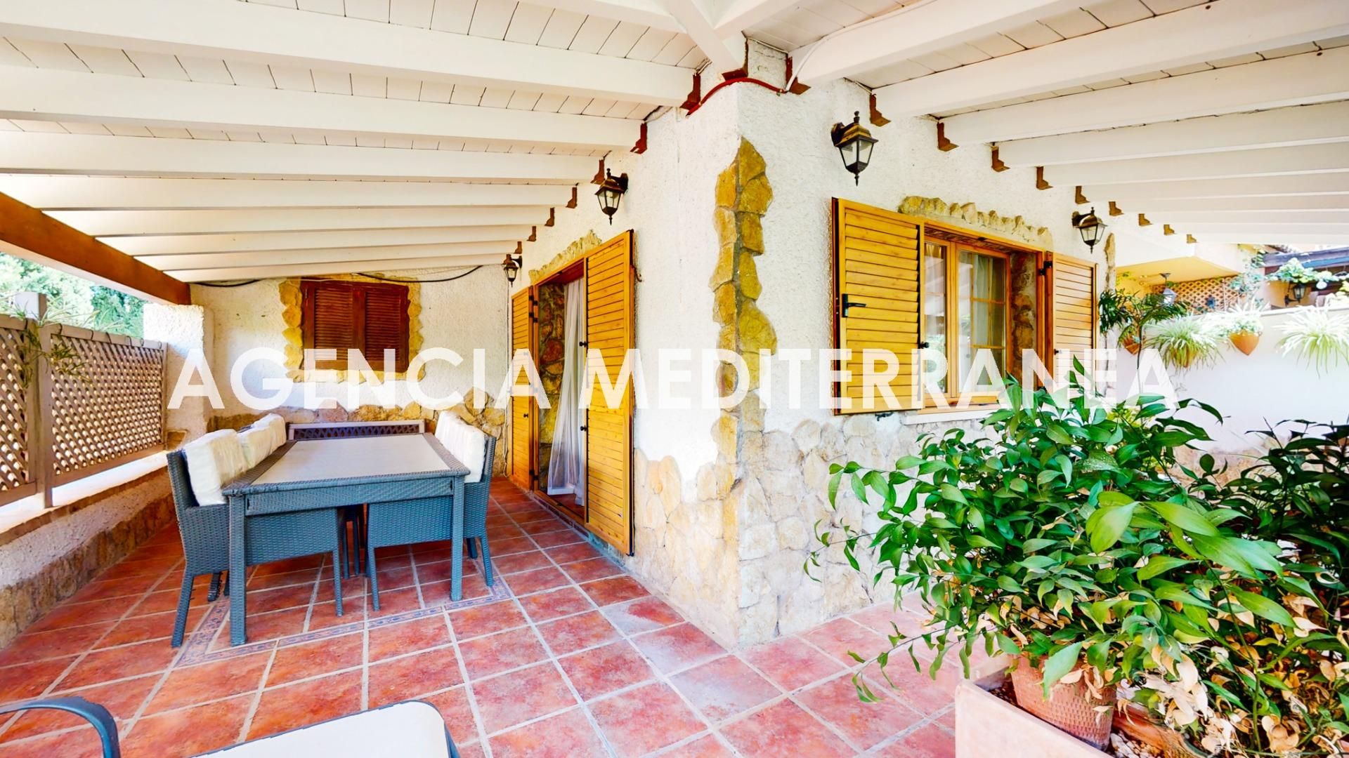 Vista exterior de Casa adosada en venda en Paterna amb Aire condicionat, Calefacció i Jardí privat