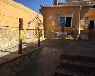 Vista exterior de Casa adosada en venda en Villamayor de los Montes amb Terrassa