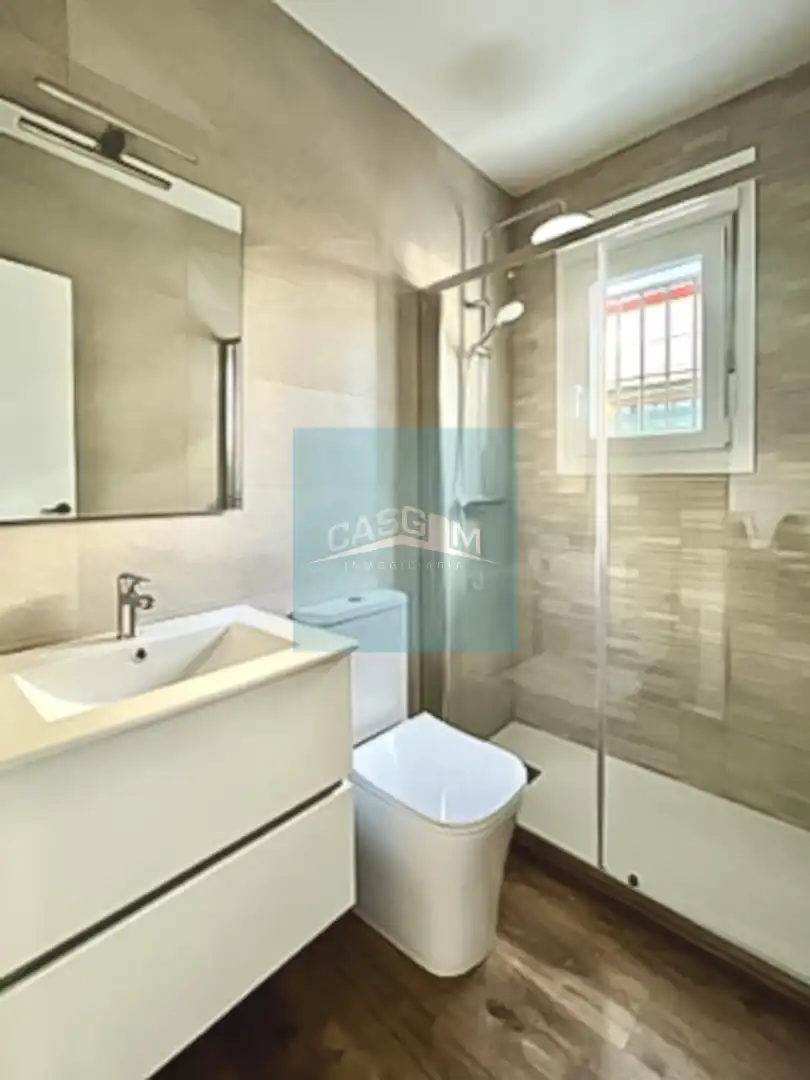 Badezimmer von Wohnung zum Verkauf in Huelva mit Klimaanlage, Parkett und Möbliert