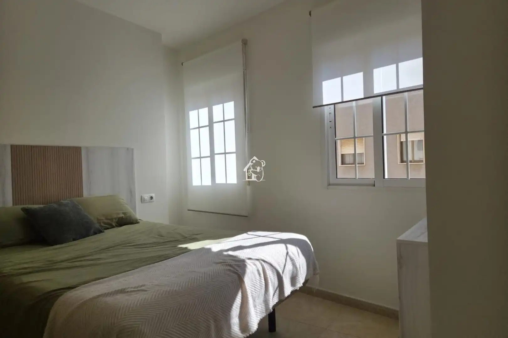 Dormitori de Apartament de lloguer en Torrevieja amb Aire condicionat, Terrassa i Moblat