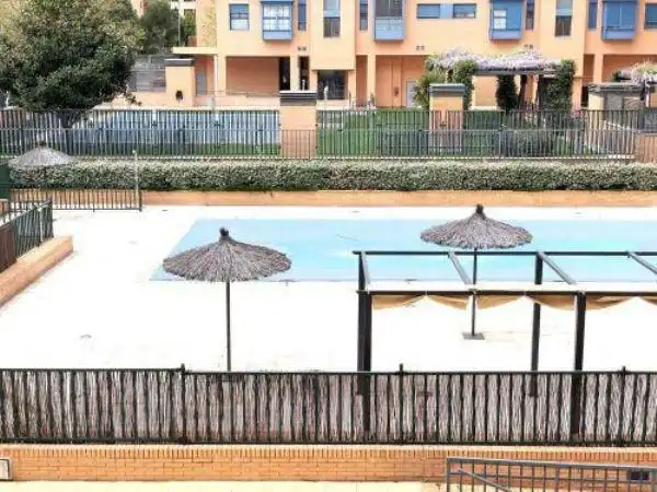 Piscina de Pis de lloguer en Madrid amb Aire condicionat, Calefacció i Traster