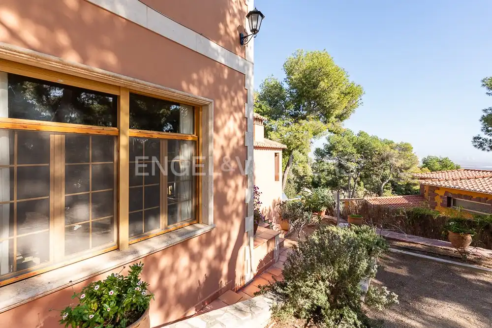 Vista exterior de Casa o xalet en venda en Sagunto / Sagunt amb Calefacció, Jardí privat i Parquet