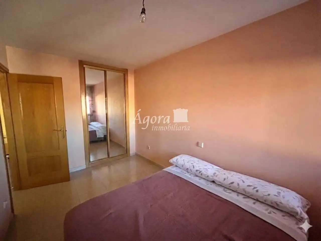 Habitación de Casa adosada en venta en Valladolid con Calefacción y Jardín privado