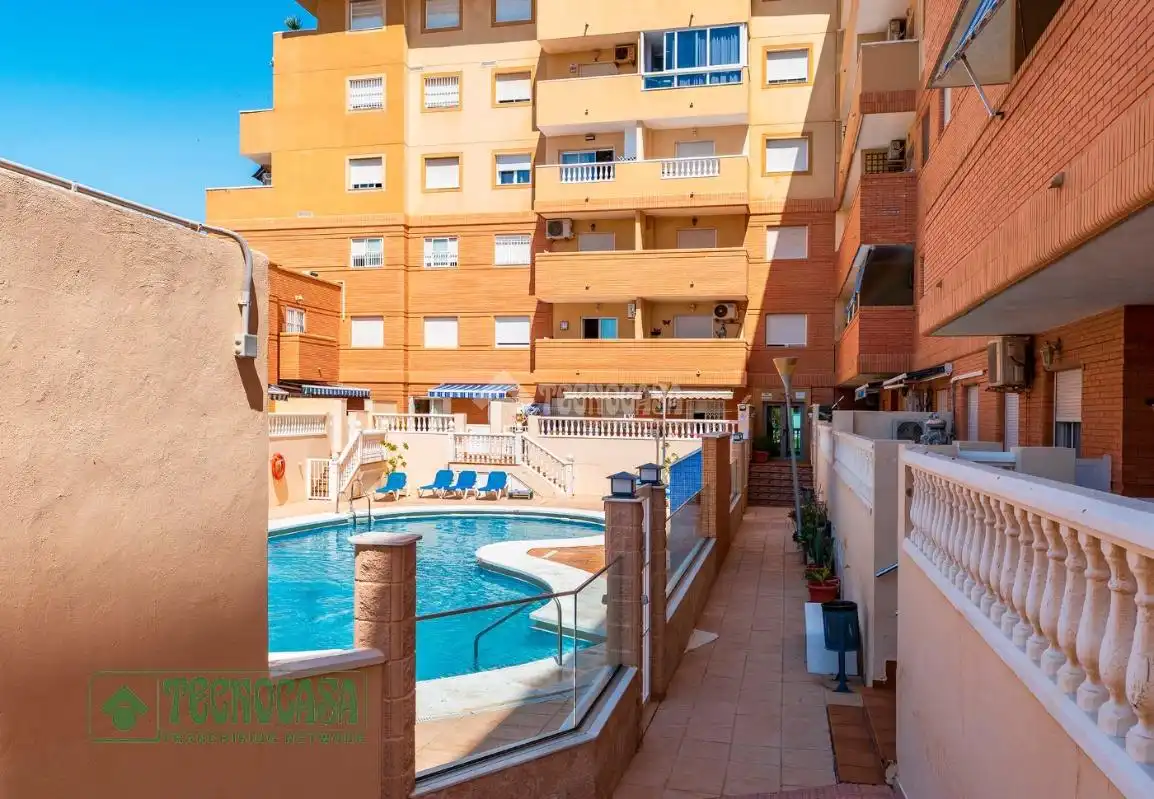 Vista exterior de Pis en venda en Roquetas de Mar amb Aire condicionat