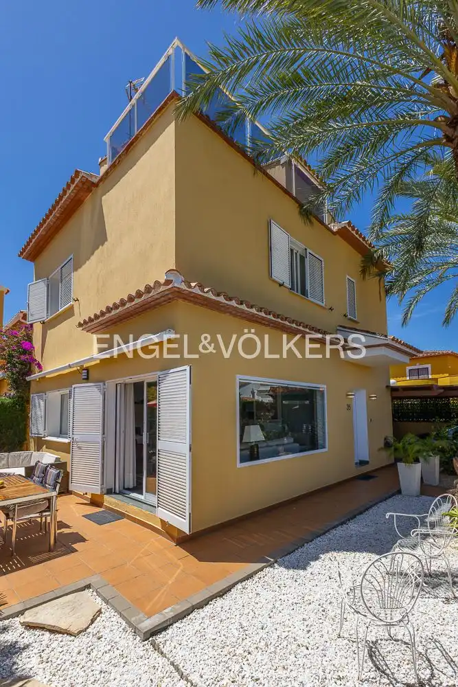 Vista exterior de Casa o chalet en venta en Dénia con Aire acondicionado, Calefacción y Jardín privado