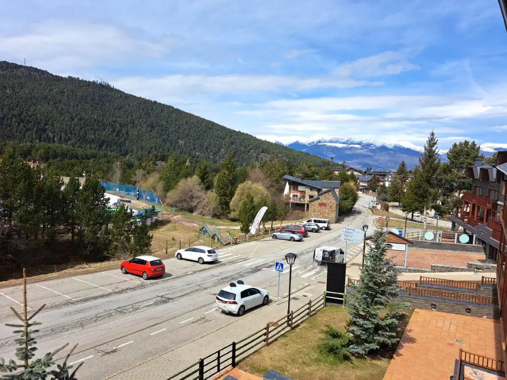 Vista exterior de Dúplex en venta en Alp con Calefacción, Trastero y Amueblado