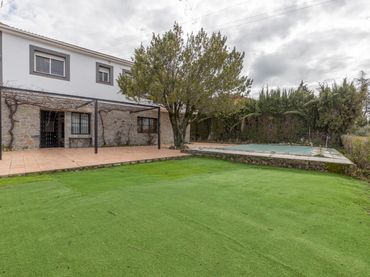Casa con piscina en venta en Avenida del Puente Nuevo 79