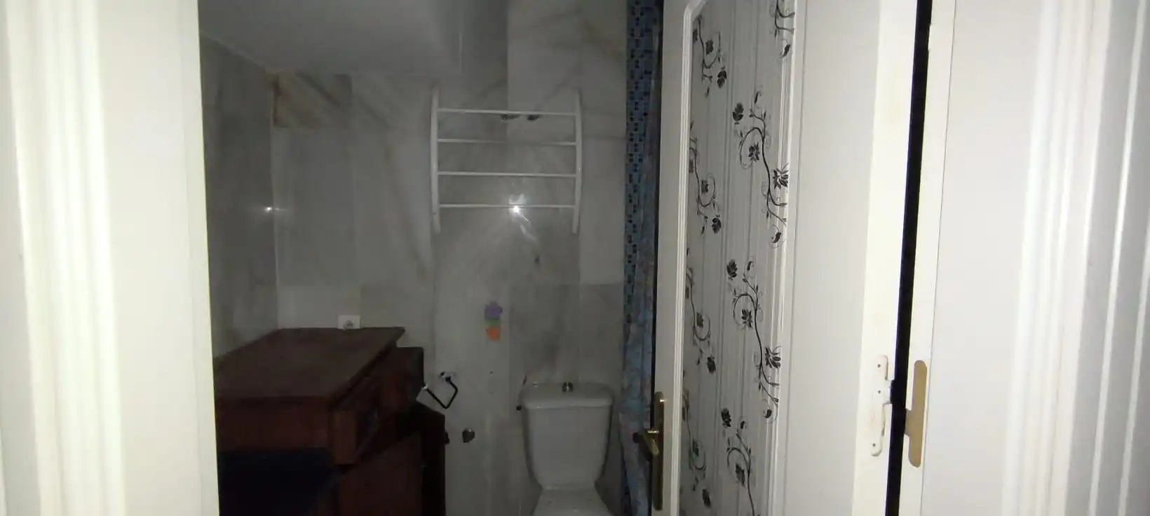 Bany de Dúplex en venda en Estepona amb Jardí privat, Terrassa i Piscina comunitària