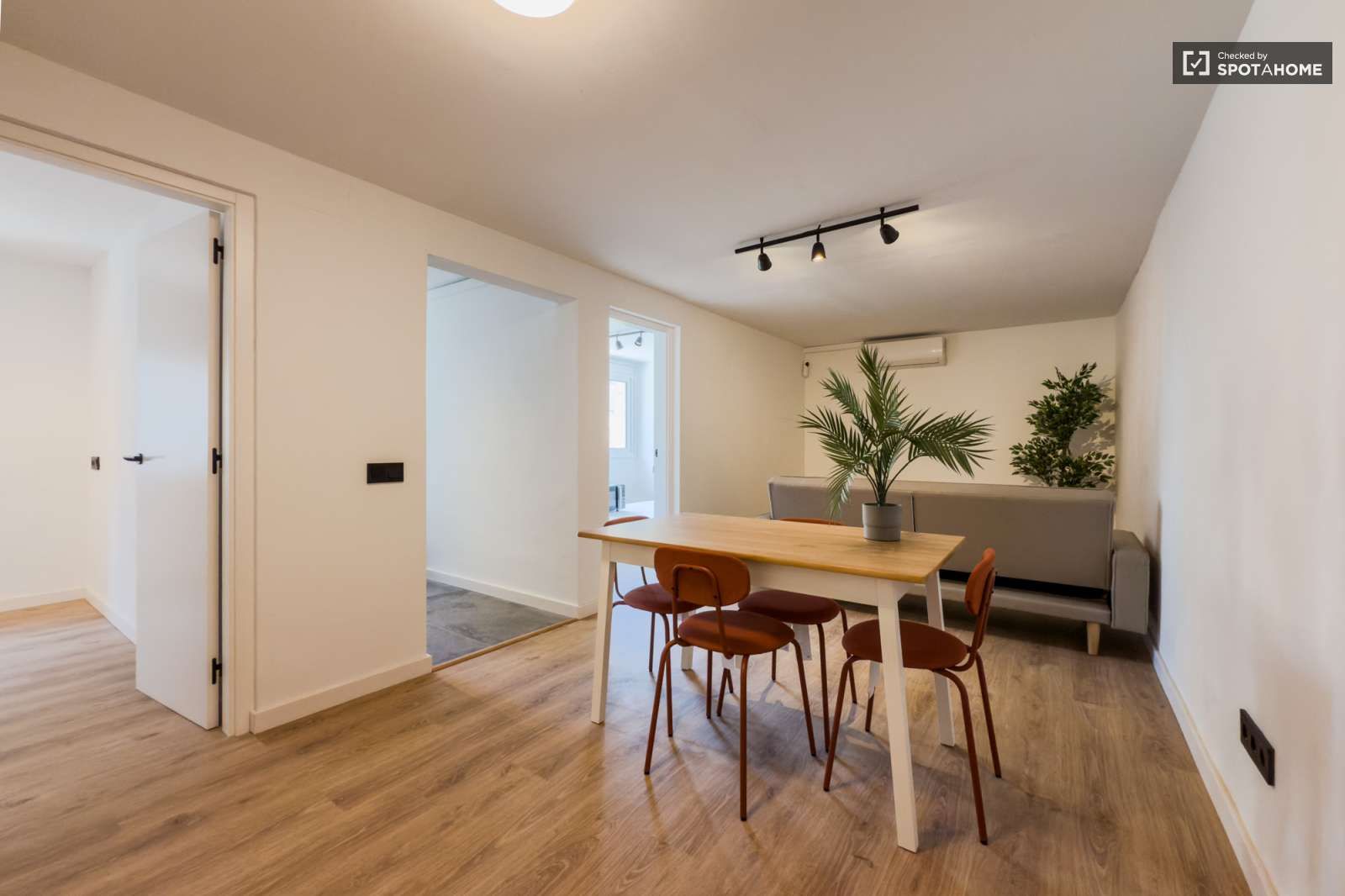 Menjador de Apartament per a compartir en L'Hospitalet de Llobregat amb Aire condicionat, Terrassa i Moblat