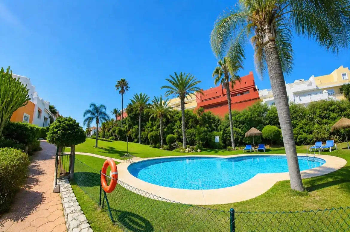 Flat with pool for sale in Doña Julia Golf