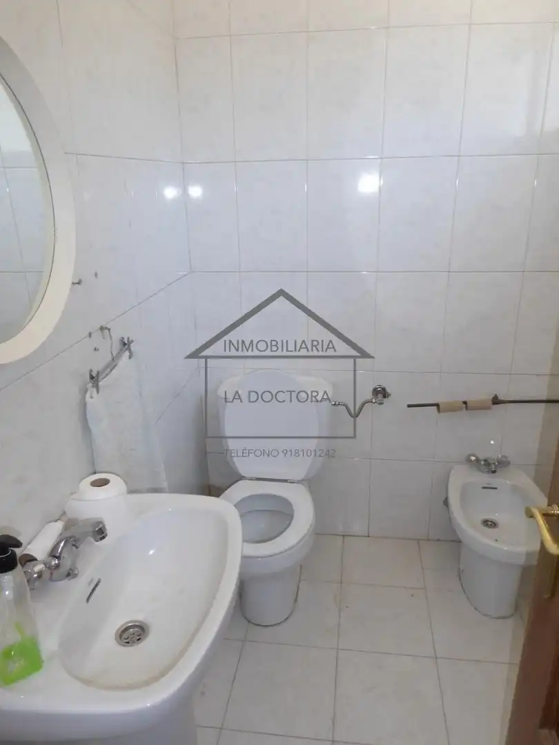 Badezimmer von Fabrikhallen zum Verkauf in Navalcarnero