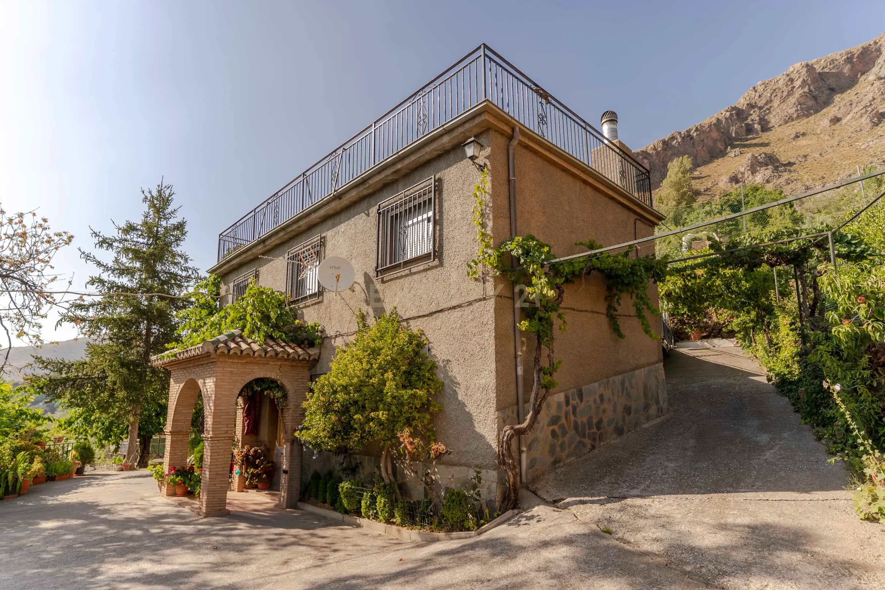 Vista exterior de Casa o xalet en venda en Güéjar Sierra amb Jardí privat, Traster i Piscina