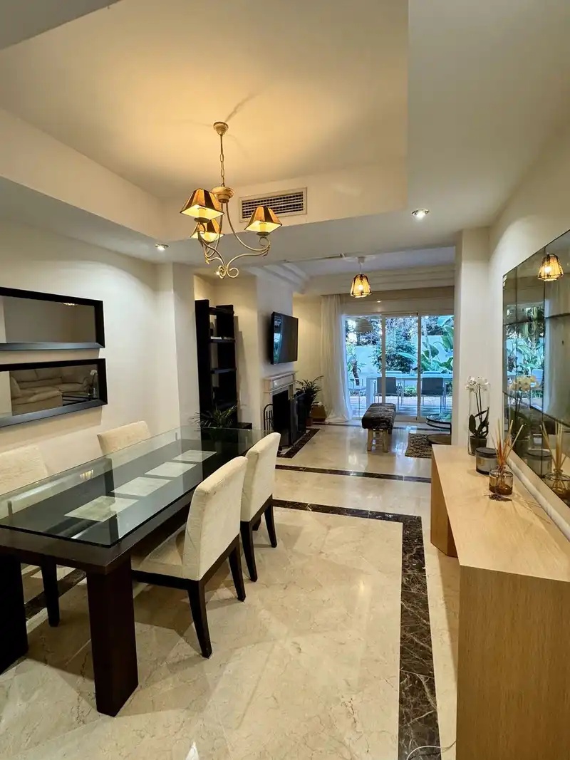 Menjador de Apartament de lloguer en Marbella amb Traster, Piscina i Moblat