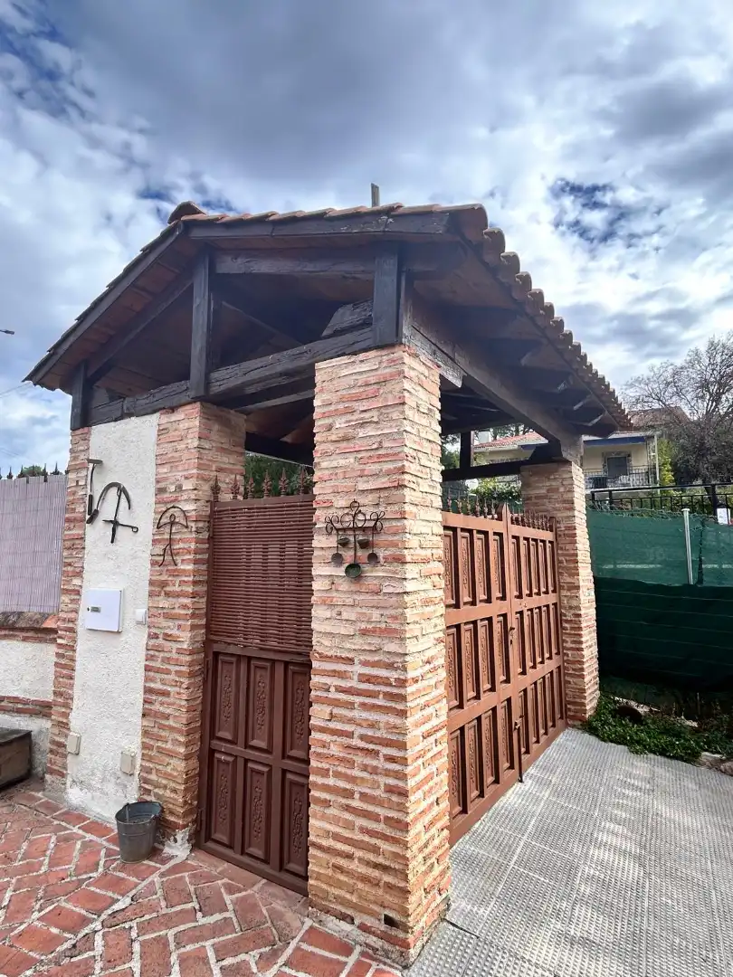 Vista exterior de Casa o xalet en venda en Santa Cruz del Retamar amb Aire condicionat, Calefacció i Jardí privat