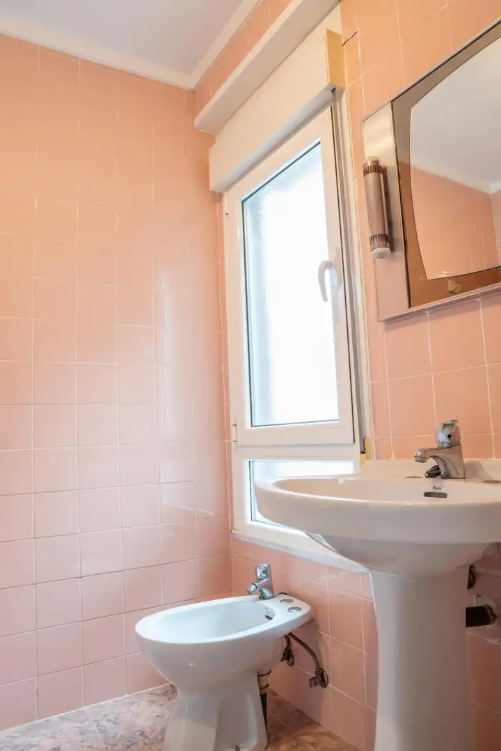 Baño de Ático en venta en Avilés con Calefacción y Balcón