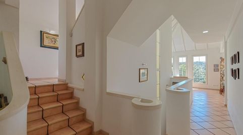 Arquitectura de autor junto al Monte del Pardo Casita de cuento amueblada de José Antonio Villamor en Los Peñascales, Torrelodones, imatge 5