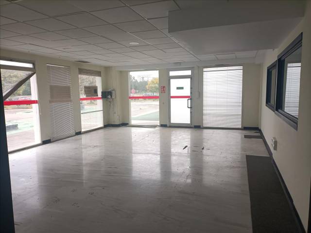 Local comercial en Venta en EUROSEVILLA NACIONAL IV en Urbadiez - Entrepuentes