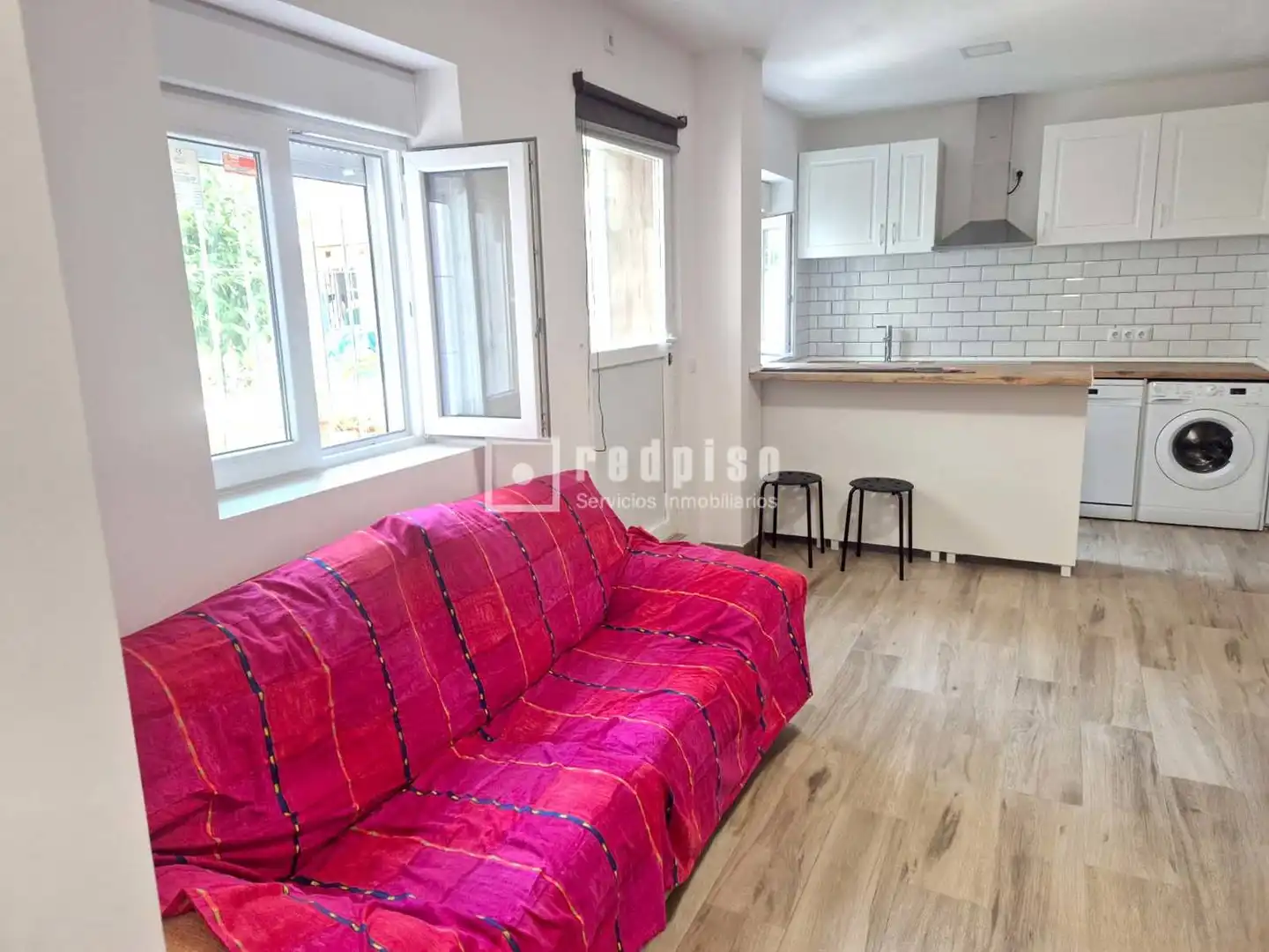 Sala d'estar de Local en venda en Madrid amb Terrassa