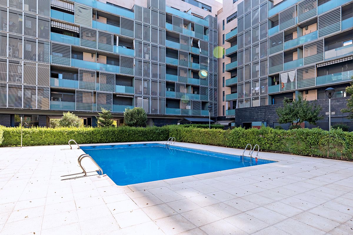 Piscina de Pis en venda en  Madrid Capital amb Aire condicionat, Terrassa i Traster