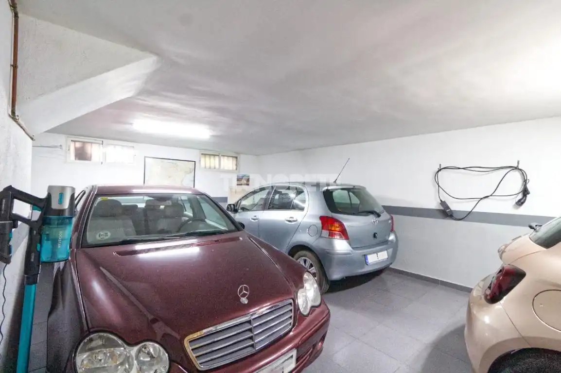 Parkplatz von Einfamilien-Reihenhaus zum Verkauf in Toledo mit Klimaanlage, Heizung und Privatgarten