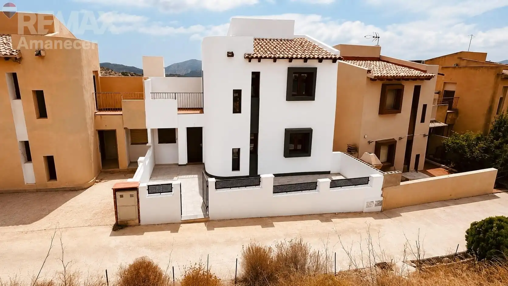 Vista exterior de Casa adosada en venda en Relleu amb Aire condicionat, Calefacció i Jardí privat