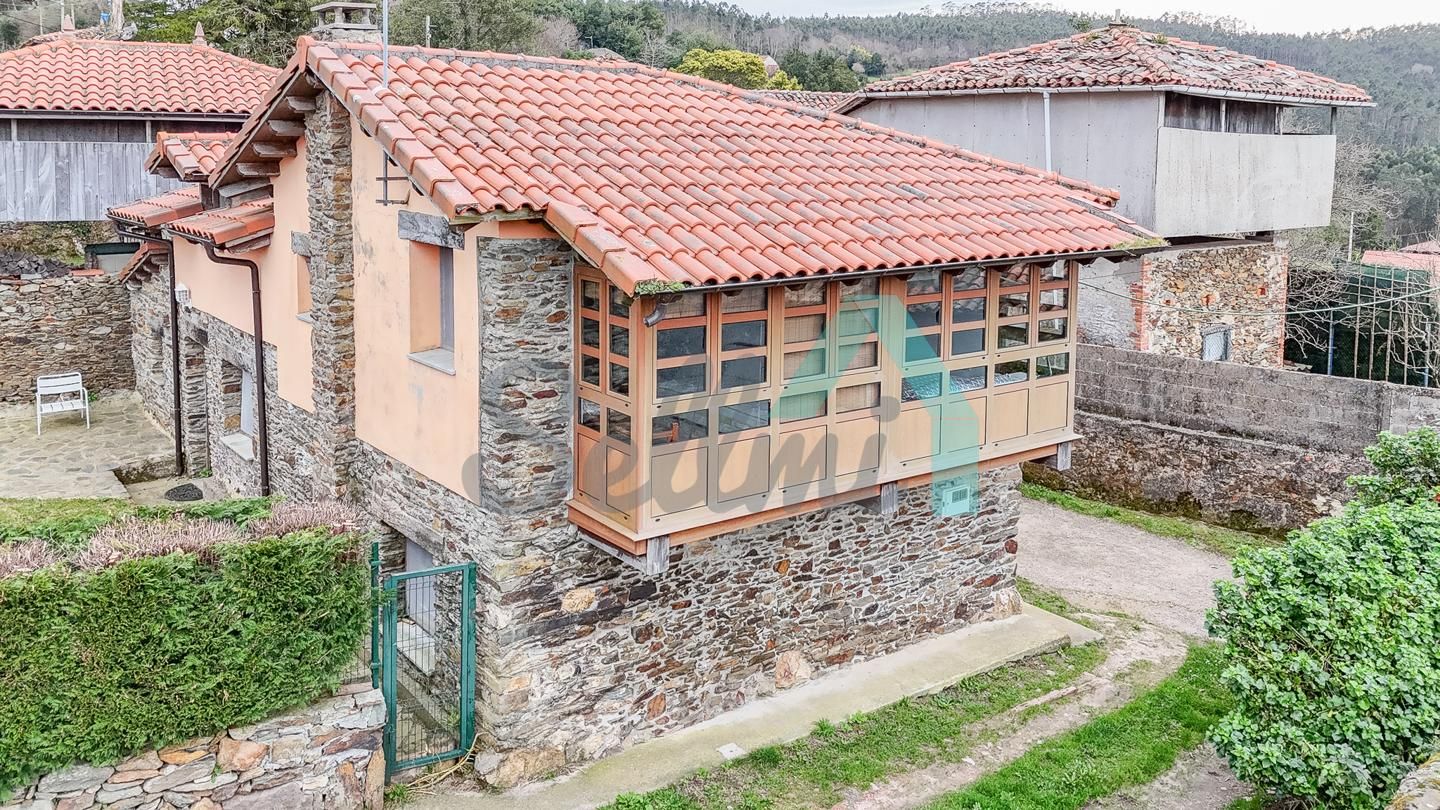 Vista exterior de Casa o xalet en venda en Cudillero amb Calefacció, Jardí privat i Parquet
