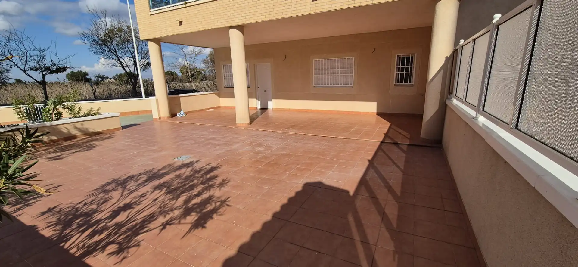 Terrasse von Erdgeschoss zum Verkauf in Guardamar del Segura mit Terrasse, Abstellraum und Gemeinschaftspool