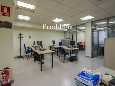 Oficina amb ascensor de lloguer a Entença