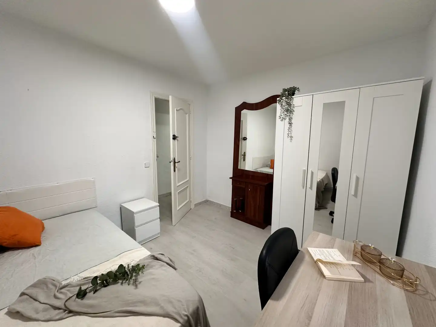 Bedroom of Flat for share in Madrid  with Heating, Furnished and Oven