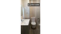 Bathroom of Flat to rent in  Madrid Capital  with Air Conditioner, Heating and Furnished